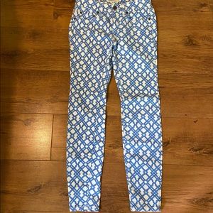 Vineyard Vine. Blue and White patterned jeans. Size 00.